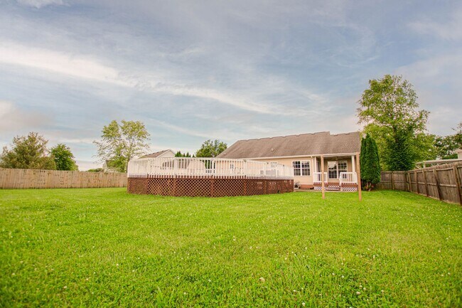 Building Photo - Three Bedroom with Bonus and Pool!