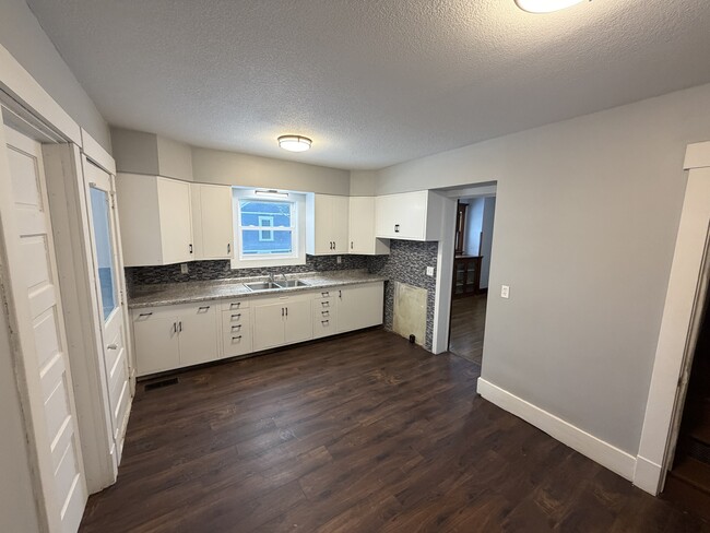 Building Photo - 807 S 10th St