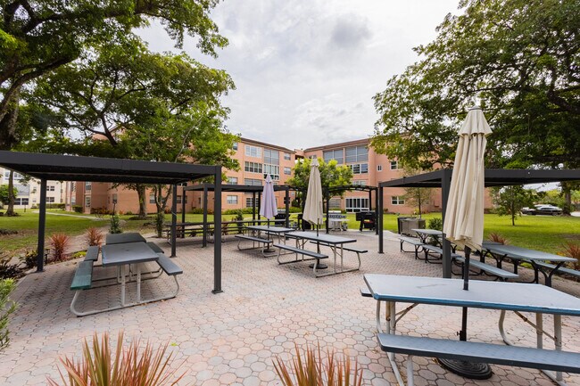 Building Photo - 2811 Somerset Dr