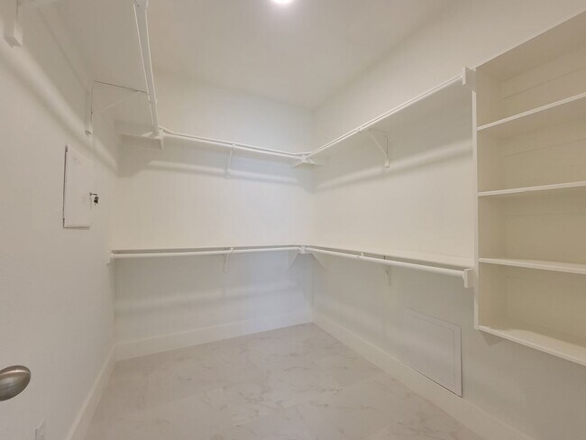 Building Photo - 405 Darkwoods Dr