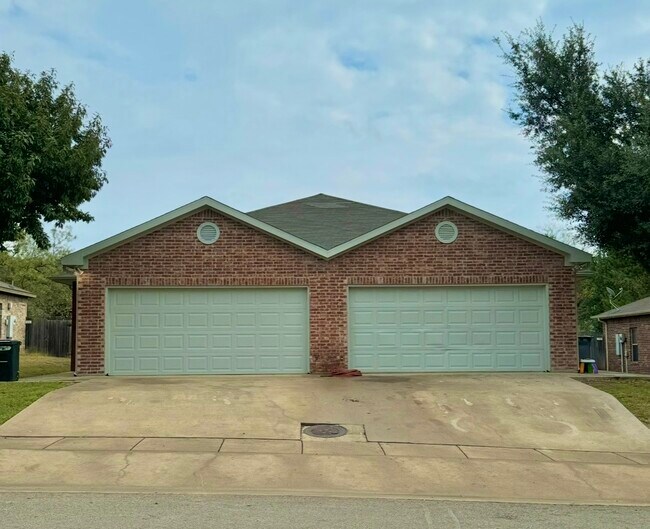 Building Photo - 947 Sylvia St
