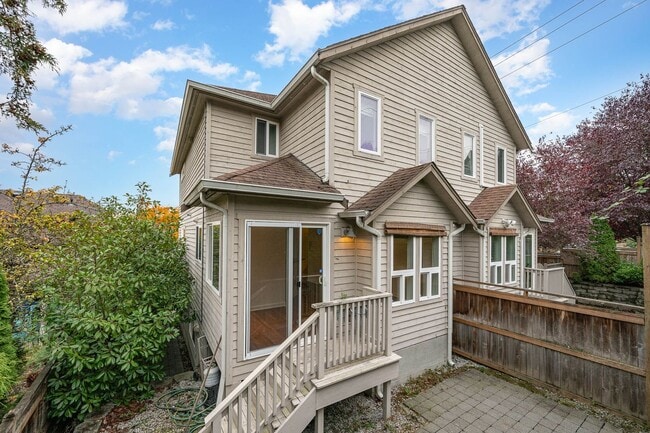 Primary Photo - 2Bd/2Ba Seattle Townhouse