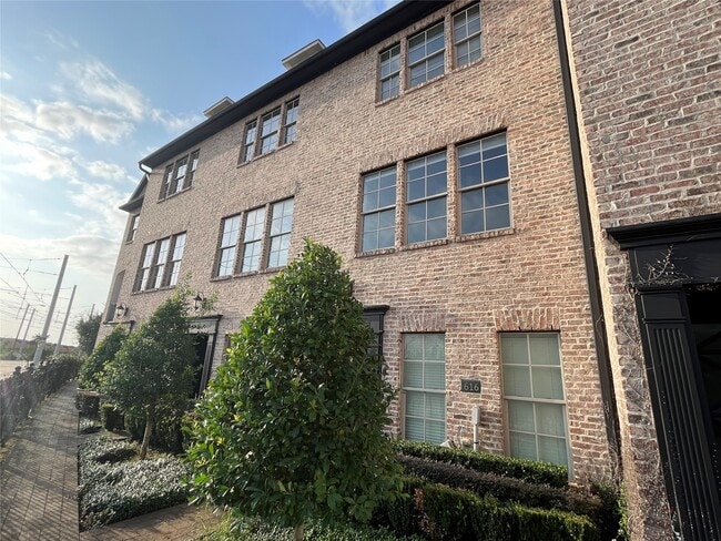 Building Photo - 616 Delano St