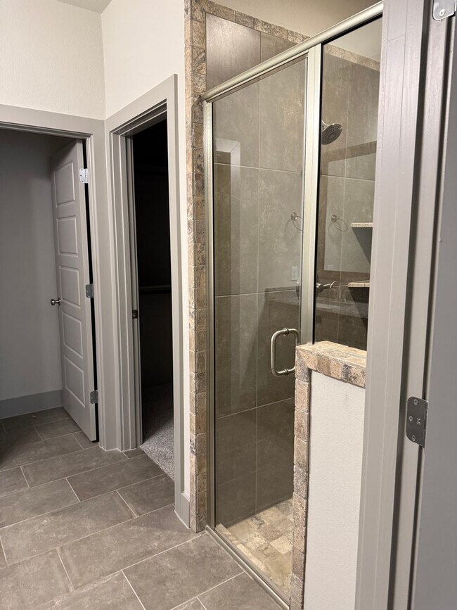 Building Photo - 3/2/2 Open concept and conveniently located for commuters