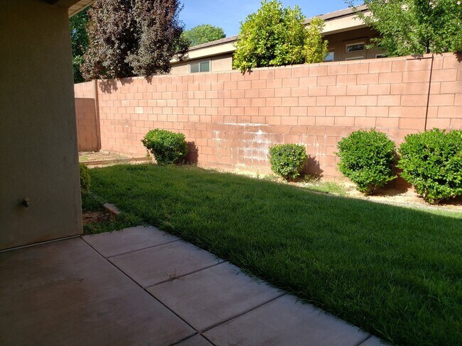 Building Photo - Beautiful 4 bed 2 bath home with 3 car gar...