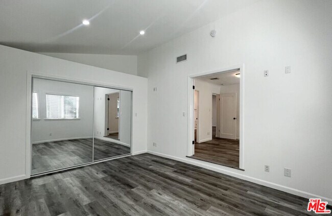 Building Photo - 4545 Matilija Ave