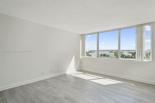 Building Photo - 1500 Bay Rd