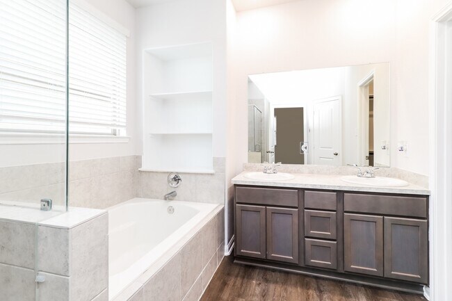 Building Photo - 14735 Country Club Dr