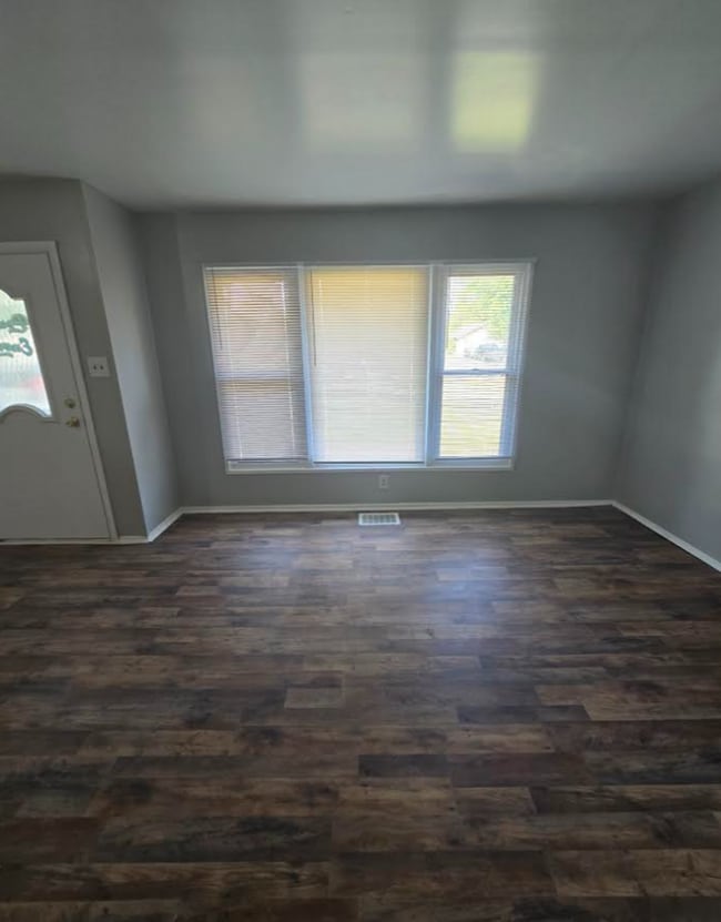 Building Photo - Large Three Bedroom with Bonus Room Single...