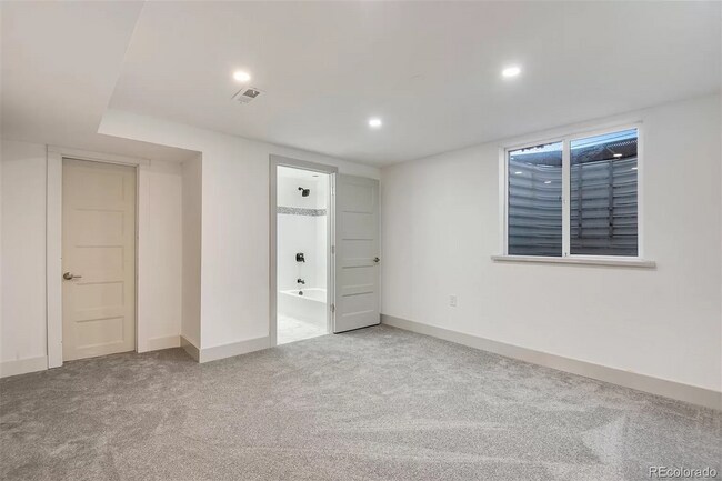 Building Photo - Gorgeous 5 Bedroom 2 1/2 Bathroom Littleto...