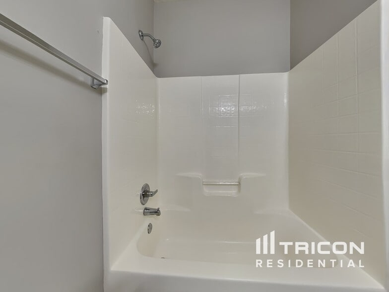 Building Photo - 3620 Long Lake Dr