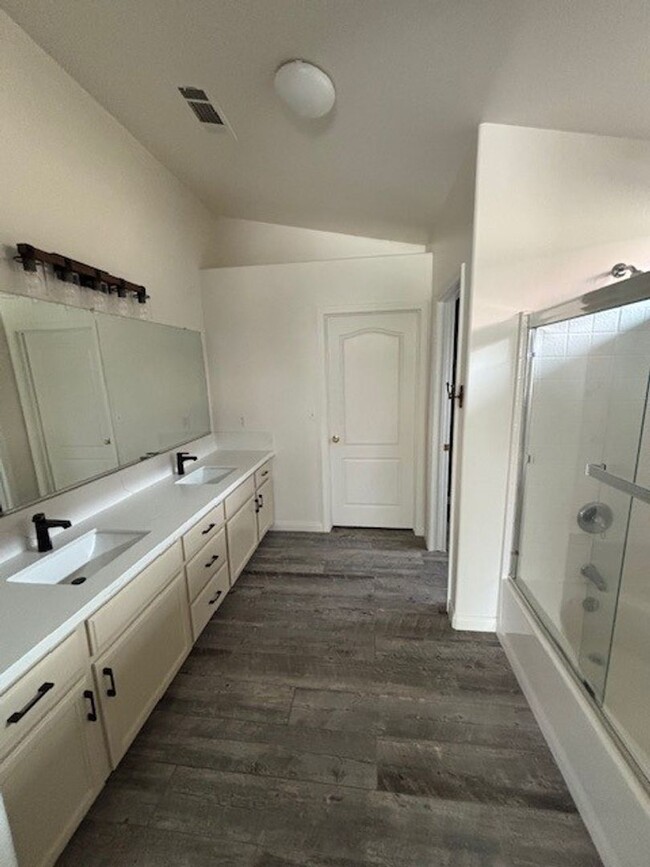 Building Photo - Immaculate 3 Bedroom / 2.5 Bathroom + Offi...