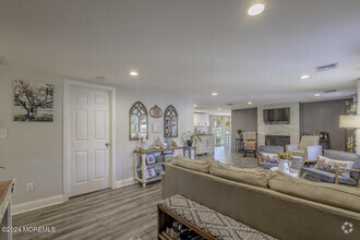 Building Photo - Come and see this beautifully renovated ra...