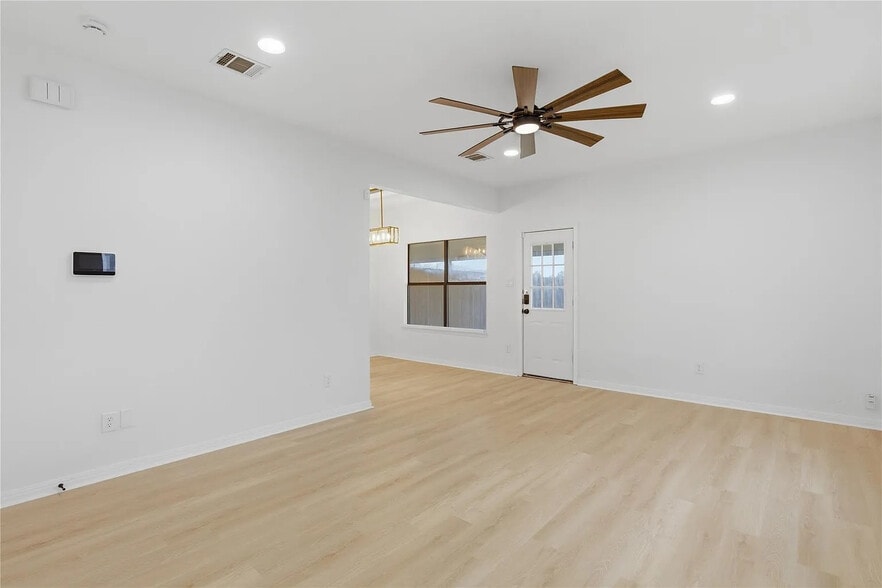 Building Photo - Room in Duplex on Gwendolyn Ln