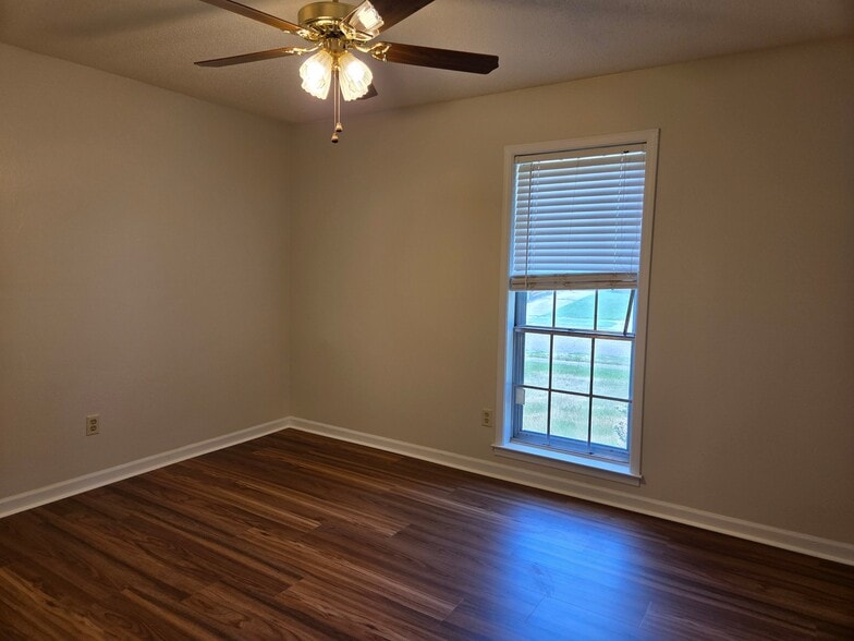 Building Photo - 5609 Fieldcrest Ave