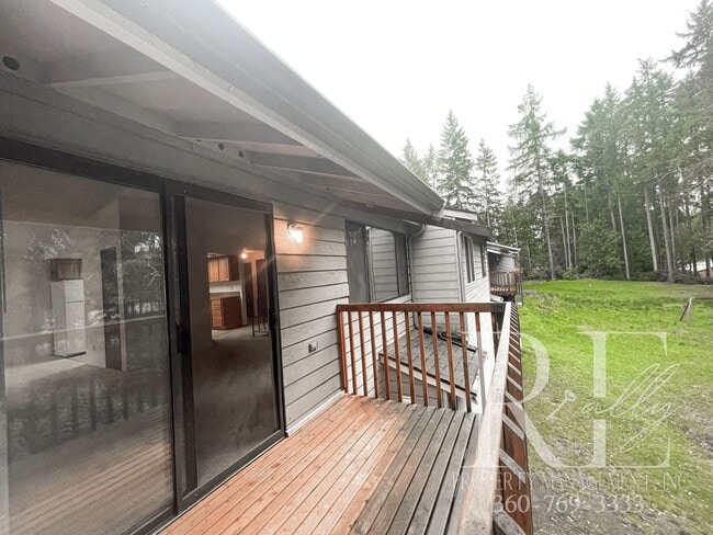 Building Photo - Spacious Duplex with Covered Porches & Garage