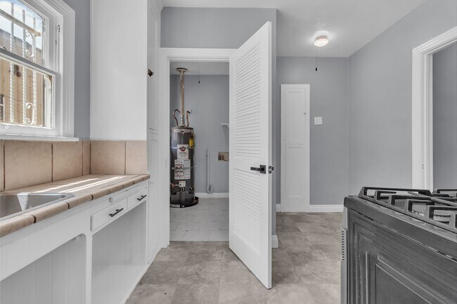 Building Photo - 1441 W 53rd St