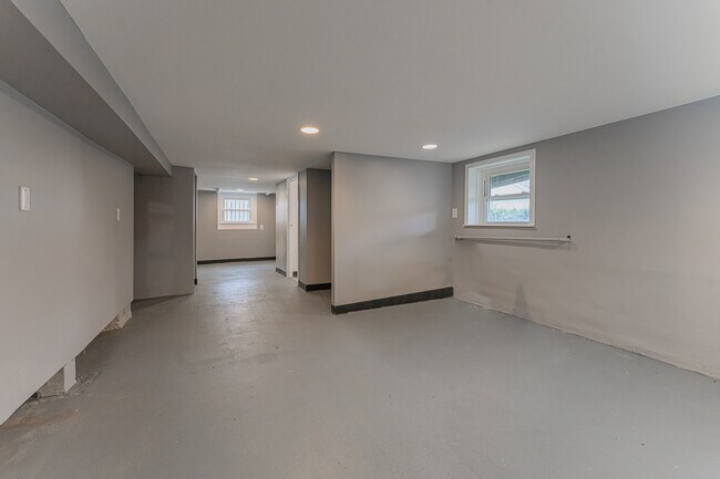Building Photo - 14517 Blaine Ave