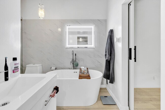 Building Photo - 720 E Coco Plum Cir