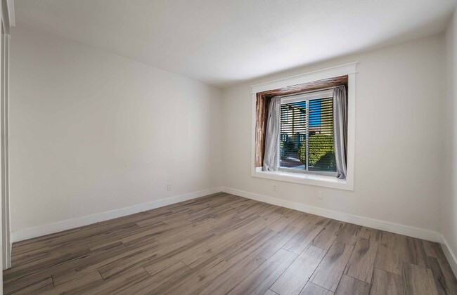 Building Photo - BEAUTIFUL 1 BEDROOM CONDO ON THE FIRST FLOOR!