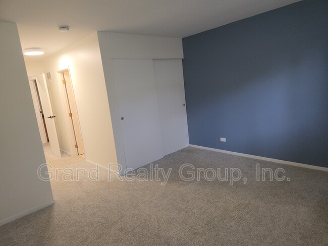 Building Photo - 39875 N Golf Ln