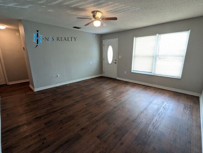 Building Photo - Great Location!  Charming, TRUE 3/2/1, 1283sq ft home with RENOVATED bathrooms & kitchen, fenced ...