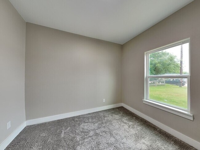 Building Photo - 111 Foster Ln