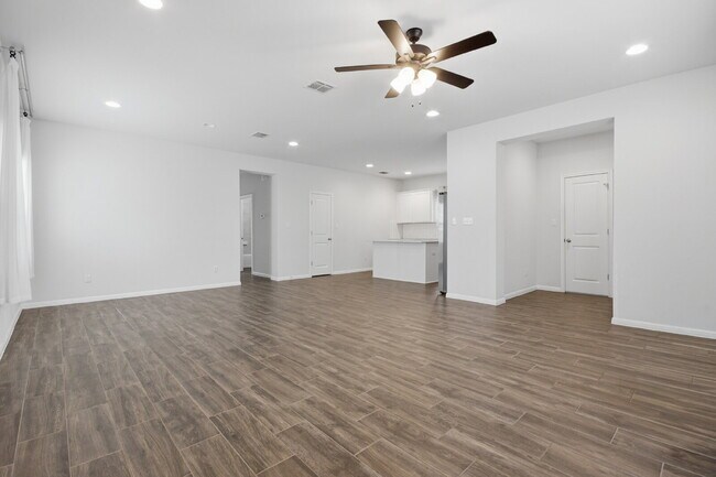 Building Photo - "Charming 3-Bed Oasis in San Marcos with 2 Full Baths – 1424 Sq Ft of Comfort!"