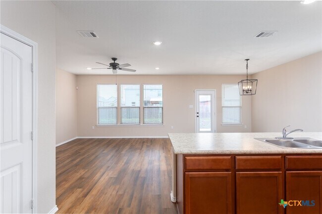 Building Photo - 1605 Henbit Ln