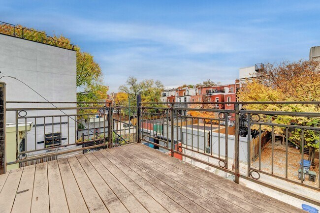 Building Photo - 1346 Kenyon St NW