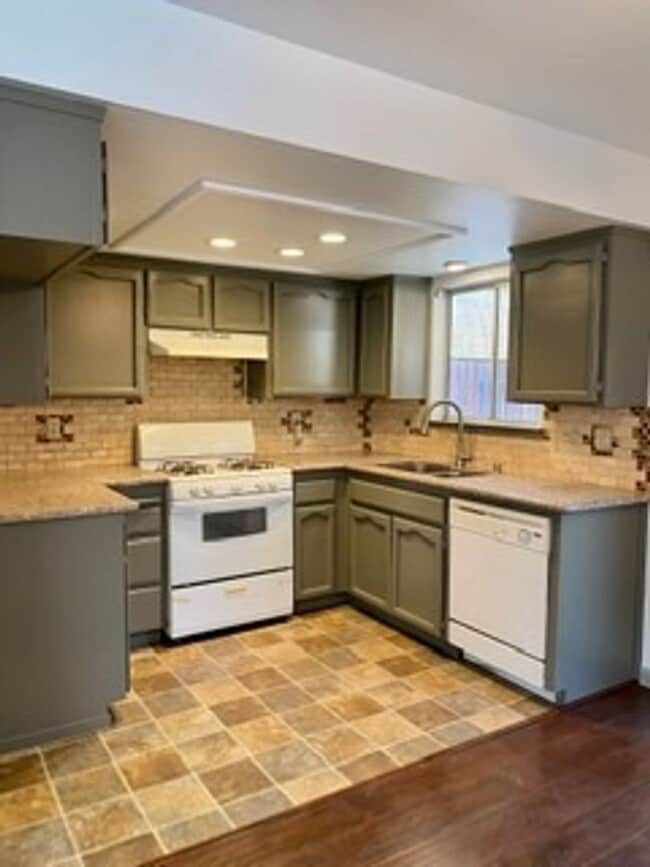 Building Photo - 3 bedroom 2 bath with 2 car garage