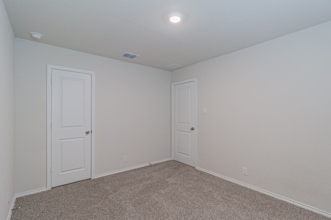 Building Photo - 4 bd/2 ba available NOW!! Wiseman/Talley F...
