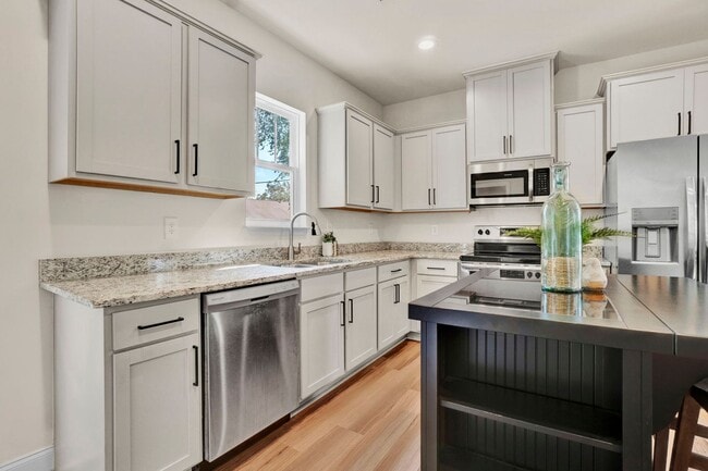 Building Photo - Walking distance to downtown Easley!