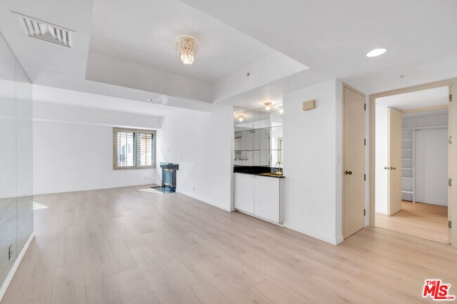 Building Photo - 10520 Wilshire Blvd