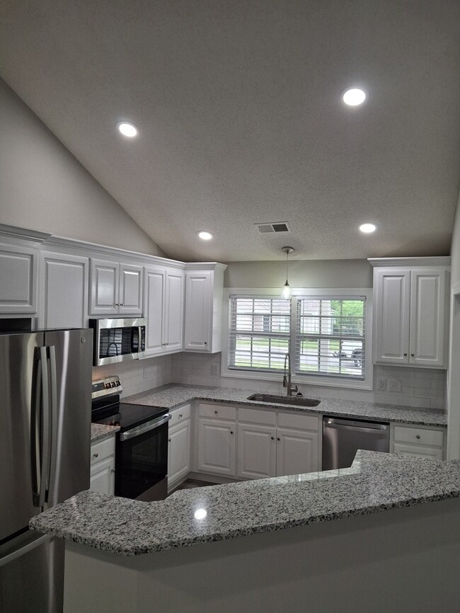 Building Photo - Recenlty Remoduled 3 bedroom 2 Bath