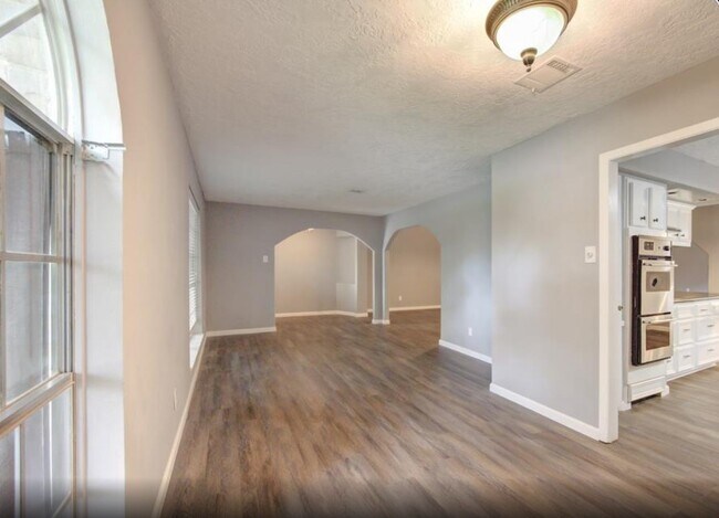 Building Photo - 10727 Sagewillow Ln