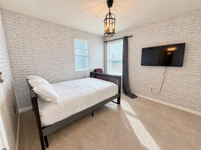 Building Photo - 7328 Oakmoss Loop