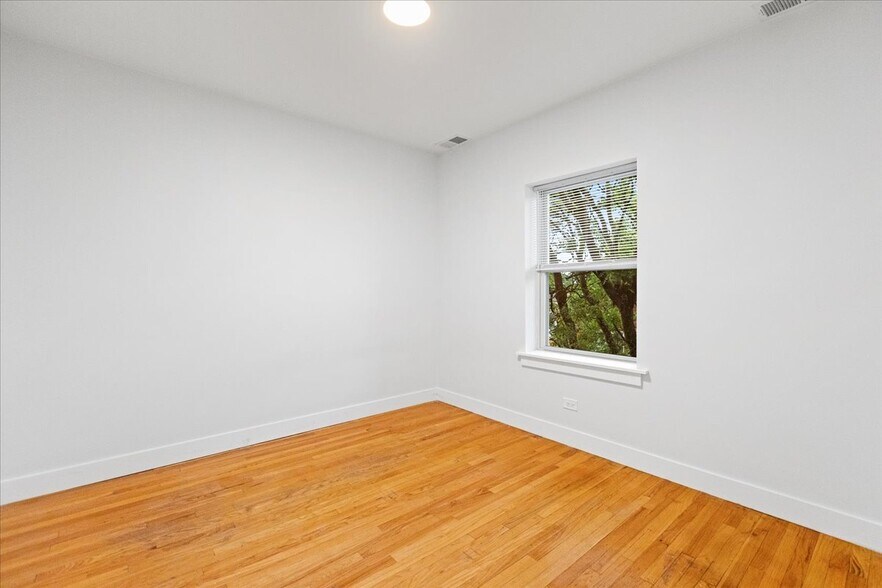 Building Photo - 4043 N Spaulding Ave