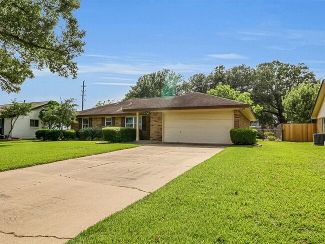 Building Photo - 805 Bluebonnet Ln