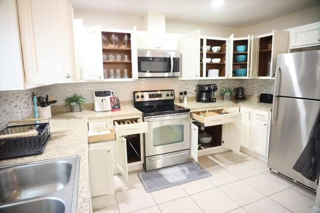 Building Photo - 826 N Lincoln Ave