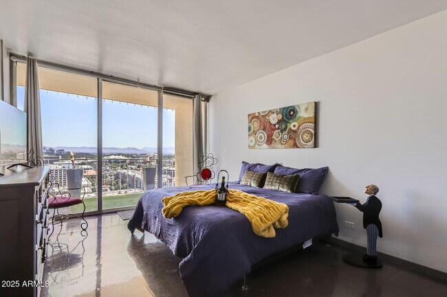 Building Photo - 207 W Clarendon Ave