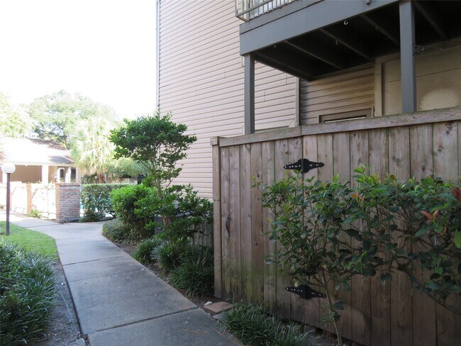 Building Photo - 9707 Richmond Ave.