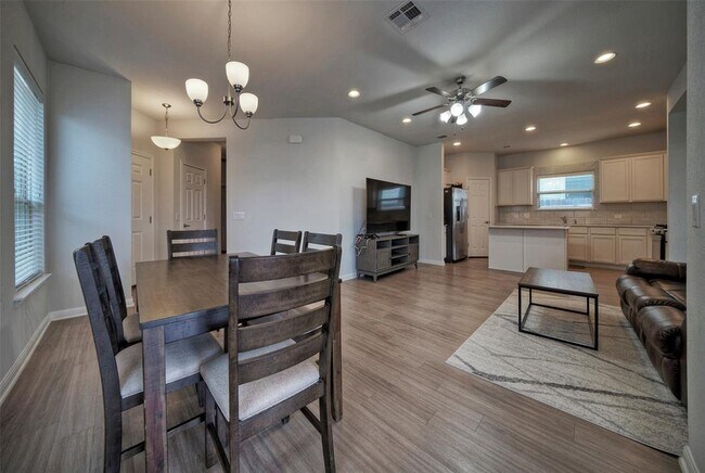 Building Photo - 913 Fortrose Ter