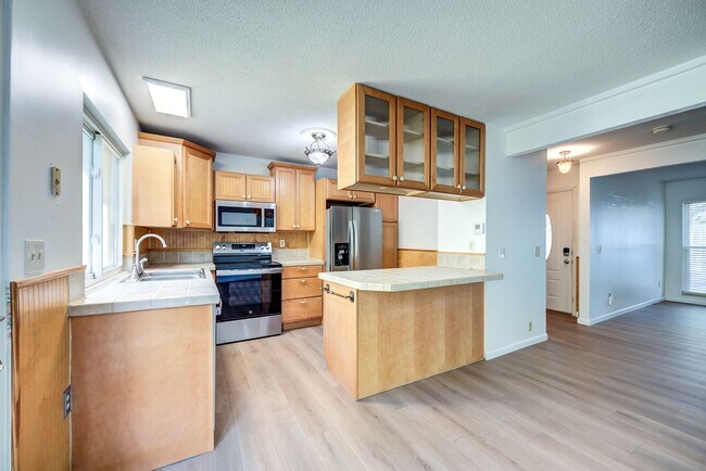 Building Photo - Live the Lake Lifestyle! 3-bedroom, 1.5-bath Condo