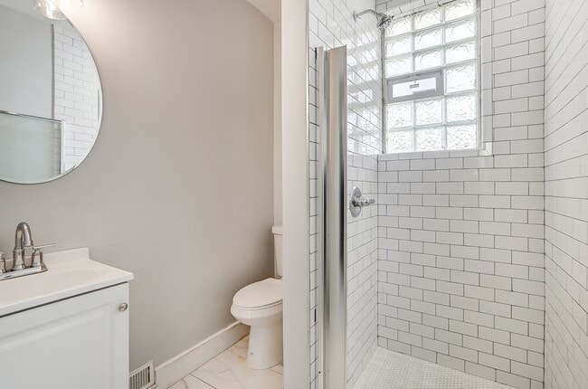 Building Photo - Three Bedroom Home in Hamilton!