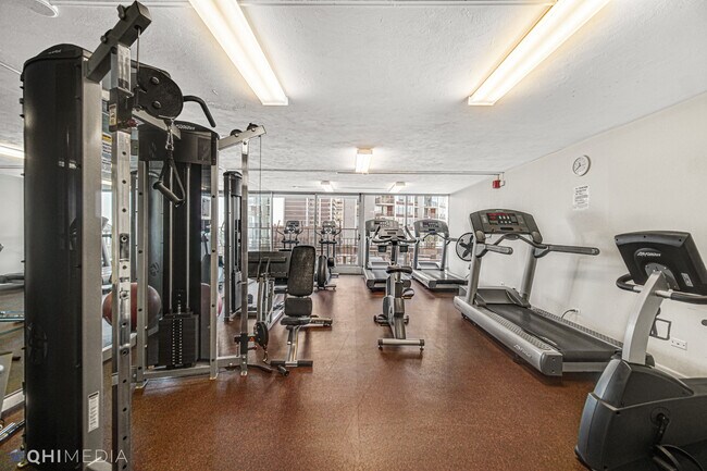 Building Photo - 6033 N Sheridan Rd