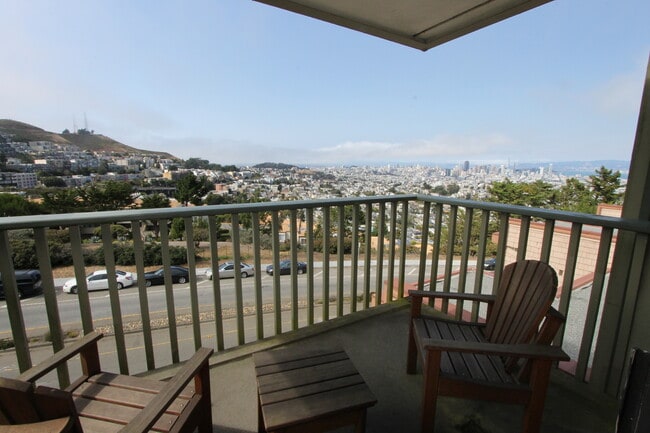 Building Photo - Epic REA: Top Floor 2 BR/2 BA Condo, Pano Views, Balcony, 3-4 Pkg, Storage