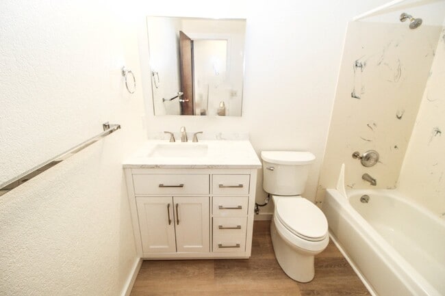 Building Photo - !! $3500 for 18 month lease !!  Private La...