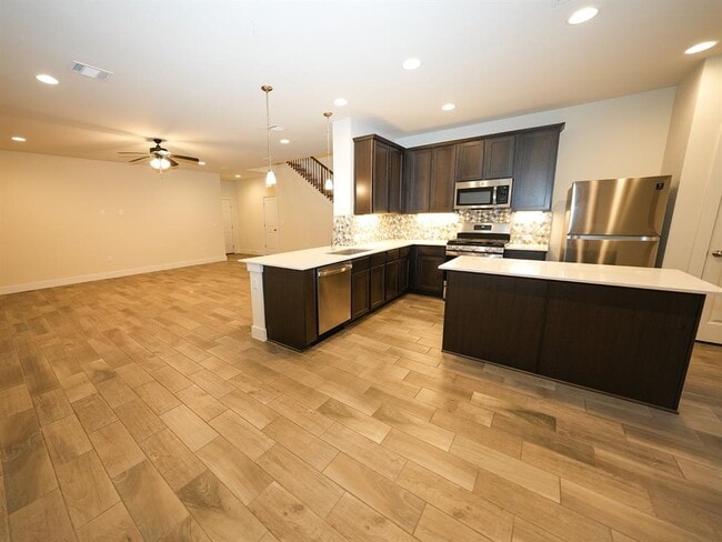 Building Photo - 10613 Harwood Overlook Cove