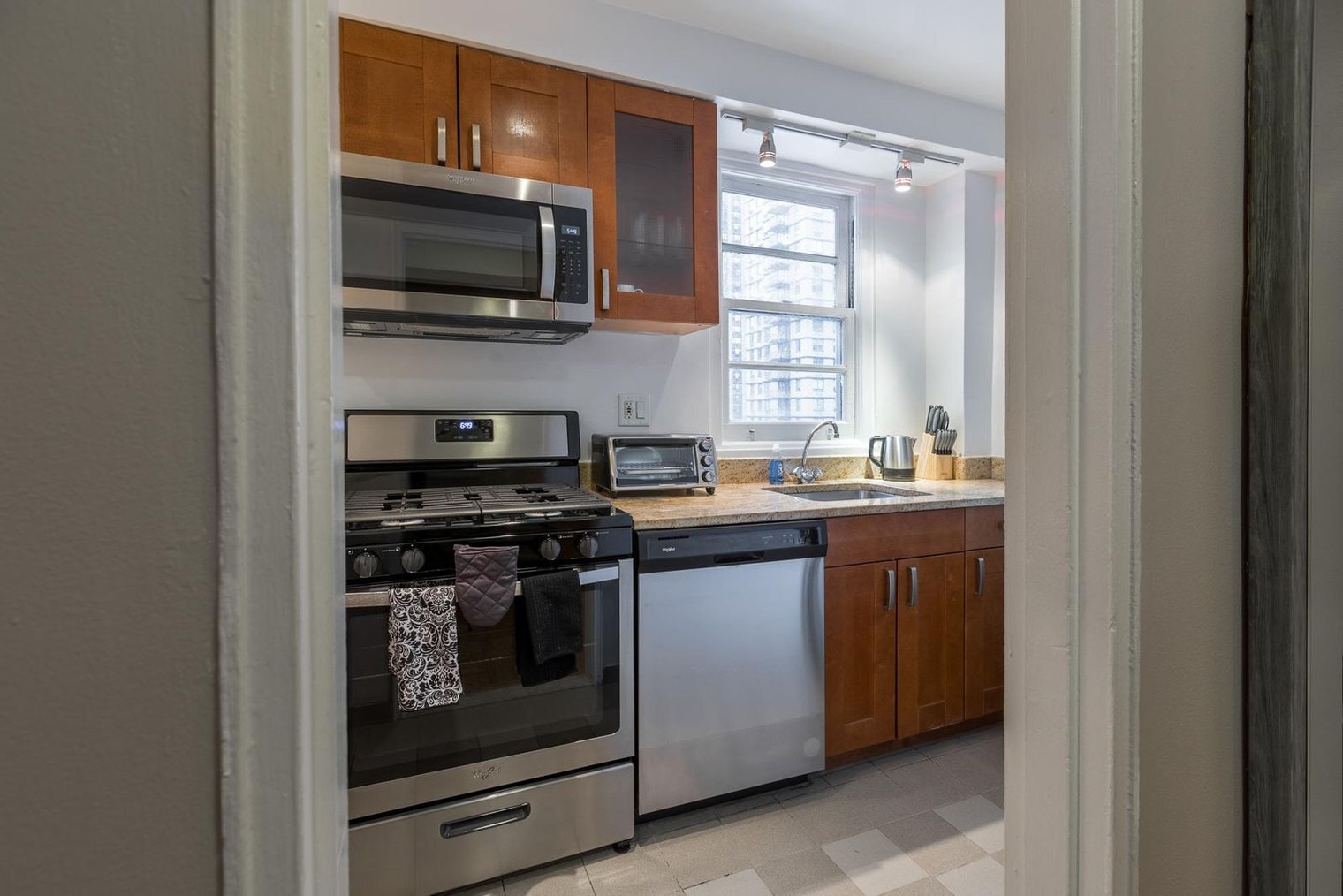 Building Photo - 420 E 80th St